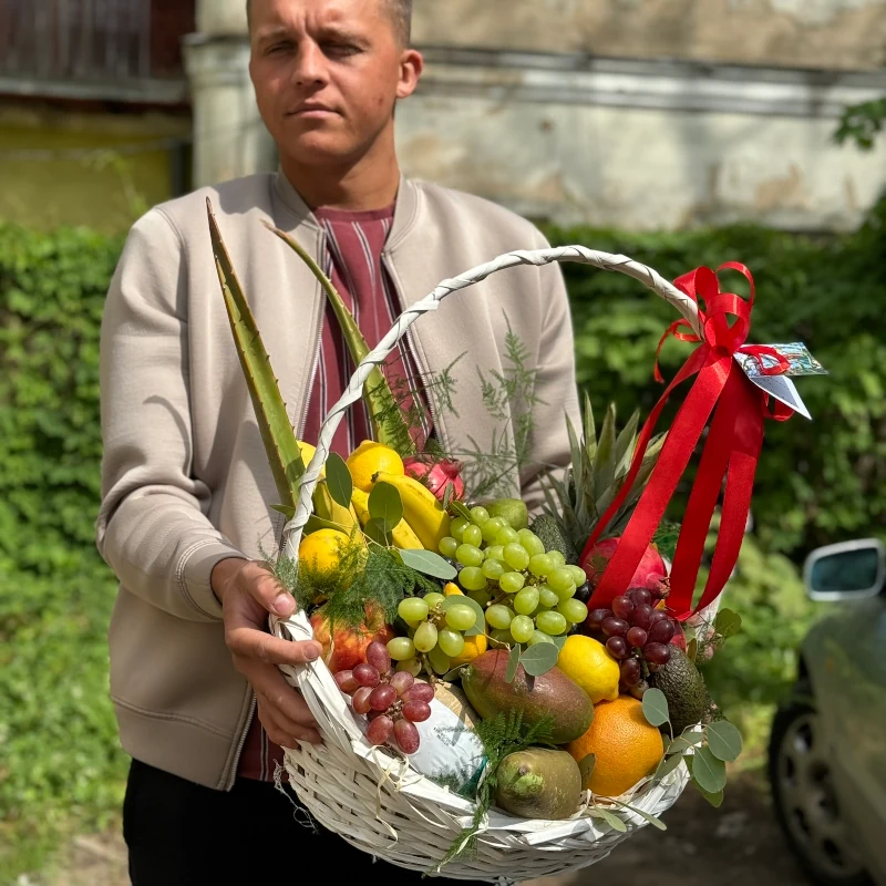 Kosz owocowy pełen świeżości